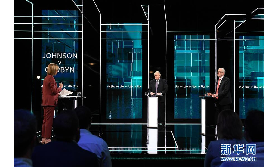 11月19日，在英国索尔福德，英国首相、保守党领袖鲍里斯·约翰逊（台上中）与英国工党领袖科尔宾（台上右）参加英国独立电视台举办的首场电视辩论。新华社发（英国独立电视台供图）