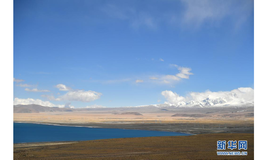这是希夏邦马峰脚下的佩枯错（5月14日摄）。

　　佩枯错位于西藏日喀则市吉隆县与聂拉木县交界处，面积约300平方公里，湖面海拔4590米，是珠峰保护区内最大的内陆湖泊。

　　新华社记者 孙瑞博 摄