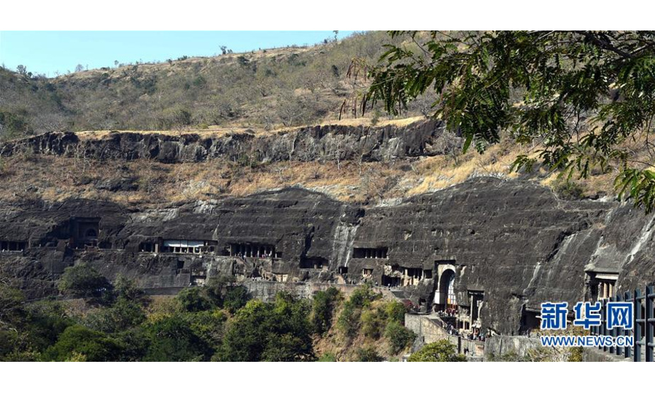 这是12月22日在印度马哈拉施特拉邦拍摄的阿旃陀石窟外景。坐落于印度马哈拉施特拉邦奥兰加巴德市东北104公里处的阿旃陀石窟是印度古代佛教文化遗址，1983年被列为世界文化遗产。阿旃陀石窟凿于一座山的一处马蹄形暗色岩陡崖上，共有30个洞窟，其形成年代主要分为两个时期：公元前2世纪至公元前1世纪和公元5至6世纪。印度古代绘画在阿旃陀石窟保存得最多，水准也最高，因而这里被称为印度古代绘画的宝库。新华社记者 张迺杰 摄