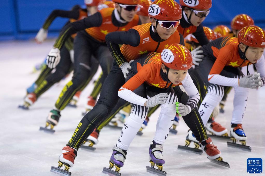 随着北京冬奥会临近，中国最北省份黑龙江省的冰雪运动氛围渐浓，越来越多人在这片广阔的黑土地走上冰场、雪道，化身“冰雪健将”，享受冰情雪趣。

　　从举办第一届全国冰上运动会到获得中国首个冬季运动项目世界冠军，再到每年带动千万人次参与冰雪运动……作为我国开展冰雪运动最早的省份之一，黑龙江不断推进冰雪体育发展，助力北京冬奥会，推动全民上冰雪。

　　迄今为止，在我国获得的13枚冬奥会金牌中，有8枚是由黑龙江培养、输送的运动员所获得，还有1枚短道速滑接力金牌，队中主力王濛即是黑龙江人。黑龙江省连续开展40余年的“百万青少年上冰雪”活动，激发了一代代青少年的冰雪运动热情，更为我国冰雪体育运动发展培养了大批后备人才。

　　图为在七台河体育中心，七台河职业学院短道速滑训练中心的孩子们在进行训练（1月10日摄）。

　　新华社记者 张涛 摄