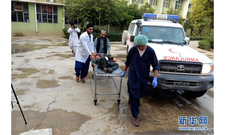 7月16日，在阿富汗南部坎大哈省，受伤儿童被送往医院接受治疗。新华社发（萨纳乌拉·西奥姆 摄）