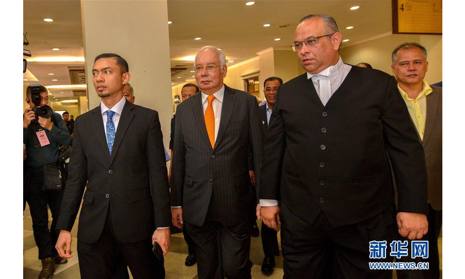 11月11日，在马来西亚吉隆坡，马来西亚前总理纳吉布（中）抵达法院。 马来西亚吉隆坡高等法院11日裁定，检方就前总理纳吉布在“一个马来西亚发展公司”（“一马公司”）前子公司SRC国际案件中受到的7项指控提供了有力证据，案件将进入辩方辩护阶段。 新华社发（张纹综摄）