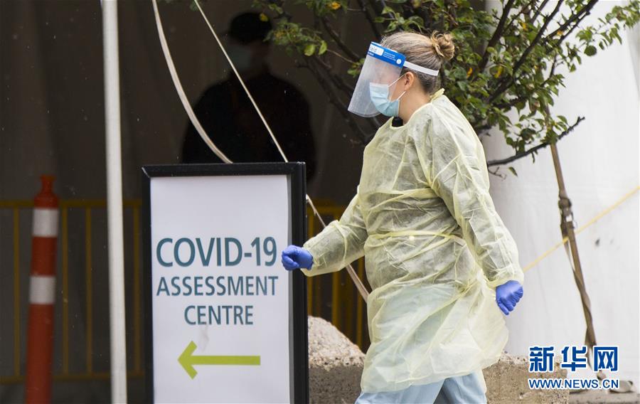 　　10月15日，在加拿大多伦多，一名医护人员在一处新冠病毒检测中心外工作。 截至当日下午，加拿大累计新冠确诊病例上升至193600例，累计死亡病例9751例。 新华社发（邹峥摄）

