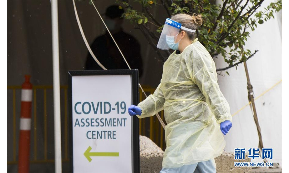 　　10月15日，在加拿大多伦多，一名医护人员在一处新冠病毒检测中心外工作。 截至当日下午，加拿大累计新冠确诊病例上升至193600例，累计死亡病例9751例。 新华社发（邹峥摄）

