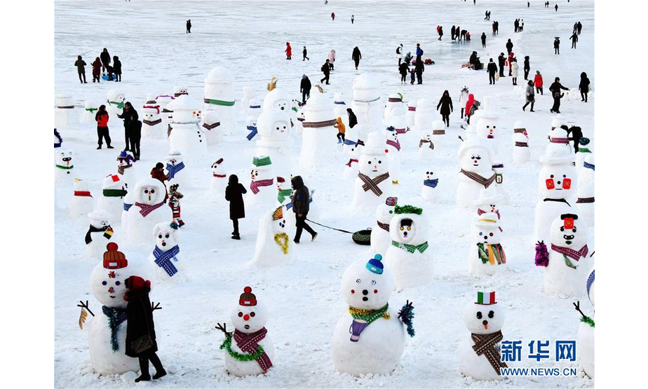 1月1日，市民游客在松花江畔雪人群中游玩拍照。

　　当日是2019年新年第一天，市民和游客在哈尔滨享受赏冰玩雪带来的快乐。

　　新华社记者王建威摄