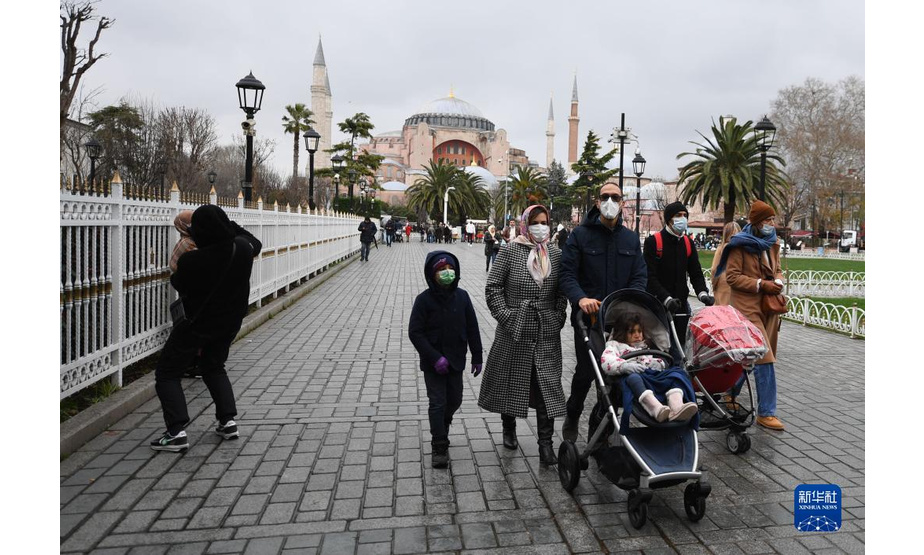 12月18日，在土耳其伊斯坦布尔，游客准备进入蓝色清真寺。

　　据土耳其伊斯坦布尔省文化和旅游局公布的最新数据，今年前10个月，到伊斯坦布尔旅游的外国游客已达到700万人次。受新冠疫情影响，去年前11个月，到伊斯坦布尔旅游的外国游客约为460万人次。伊斯坦布尔旅游业正逐步复苏。

　　新华社记者 沙达提 摄