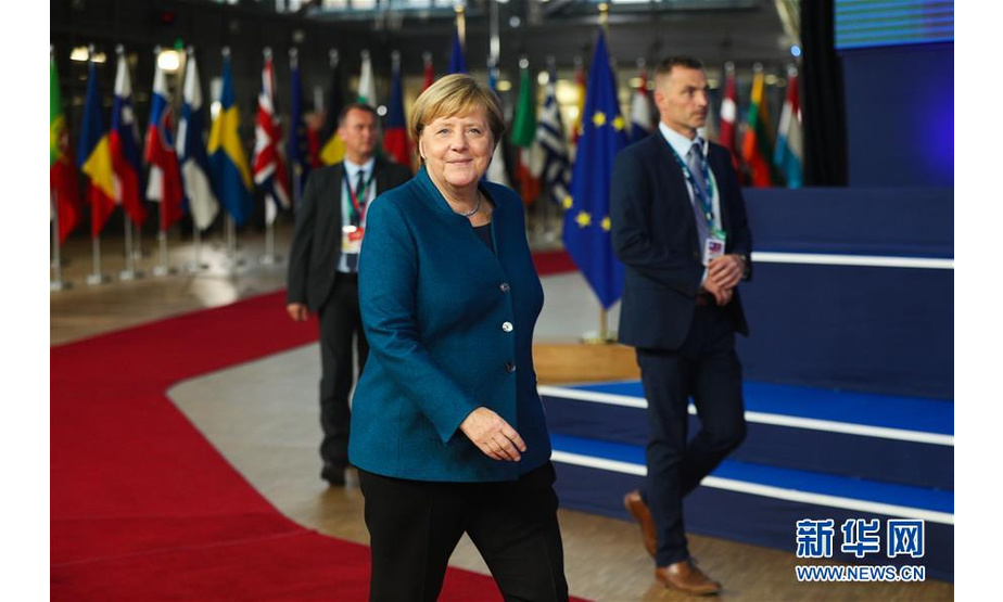 10月17日，在比利时布鲁塞尔的欧盟总部，德国总理默克尔（前）出席欧盟秋季峰会。 2018年欧盟秋季峰会于17日和18日在布鲁塞尔召开，英国脱欧、欧盟改革和移民问题将是峰会讨论重点。 新华社记者 郑焕松 摄