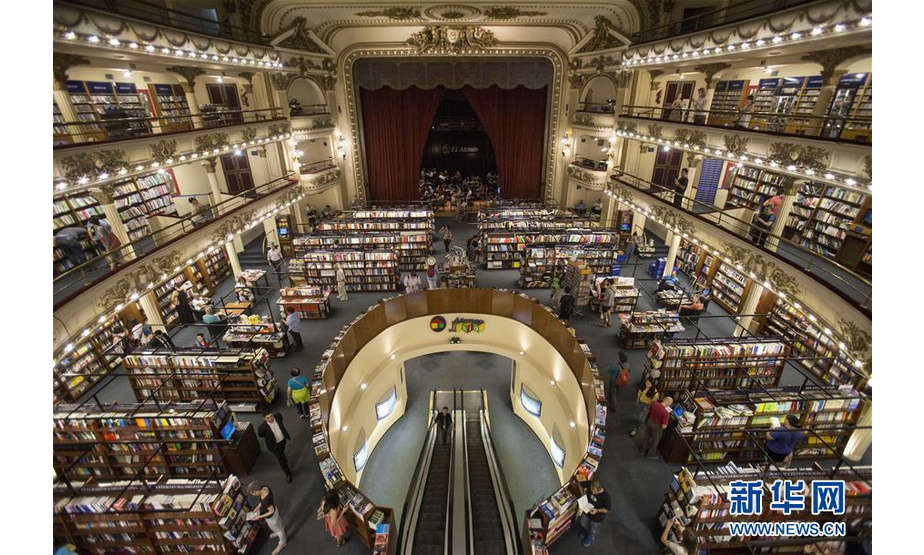 这是在阿根廷布宜诺斯艾利斯拍摄的雅典人书店（2019年1月8日摄）。 书店是一处心灵栖息之地。在书店，人们享受安宁、汲取知识，自由地徜徉在精神世界的海洋。在4月23日世界读书日之际，请跟随新华社记者走进几家全球“最美”书店，在这里放慢时光的脚步，去感受书籍的厚度、知识的温度和精神的力量。 新华社发（马丁·萨巴拉摄）