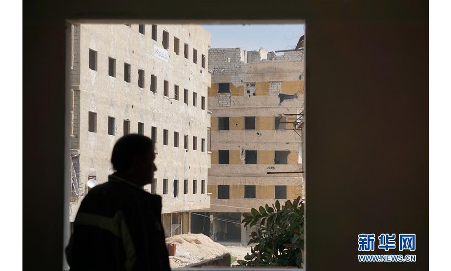 3月12日，在叙利亚大马士革东古塔地区，当地居民萨米尔·加巴里站在整修中的房屋里。 新华社记者汪健摄
