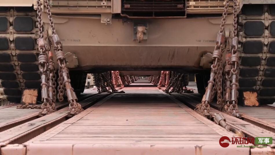 近日，美国陆军重装部队第一骑兵师第三装甲旅的大批坦克装备运抵韩国釜山港，开始执行驻韩美军的轮换部署任务。