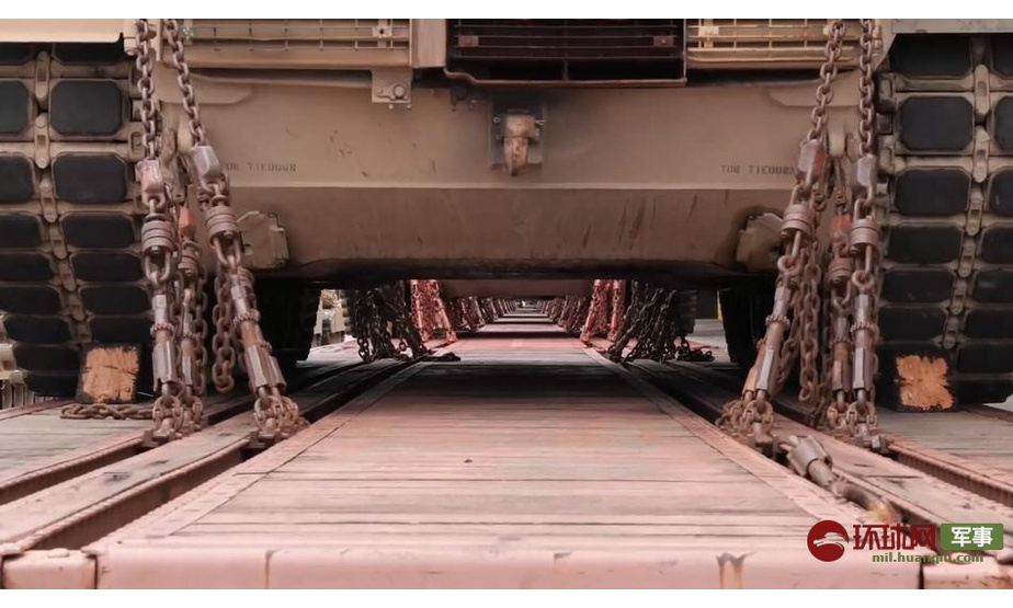 近日，美国陆军重装部队第一骑兵师第三装甲旅的大批坦克装备运抵韩国釜山港，开始执行驻韩美军的轮换部署任务。