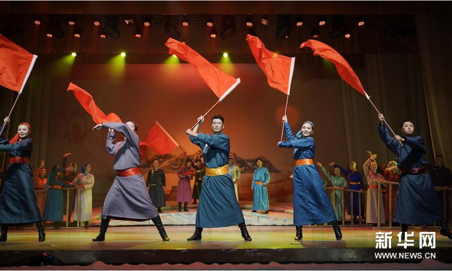 7月22日，在内蒙古苏尼特右旗，苏尼特右旗乌兰牧骑演员表演舞台剧“朱日和情”。 当日，由内蒙古苏尼特右旗乌兰牧骑历时3个月编排而成的现实题材民族舞台剧“朱日和情”在苏尼特右旗上演。该剧以蒙古族民族歌曲、舞蹈、曲艺为载体，呈现出几十年前真实发生在朱日和草原上的军民故事，是一部接地气又有创新的民族舞台剧。苏尼特右旗乌兰牧骑成立于1957年，多年来该团体先后创作出各类文艺作品2400多部。先后被授予“全国双服务先进乌兰牧骑”等光荣称号。 新华社记者 才扬 摄
