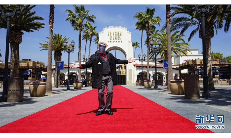 4月15日，在美国加利福尼亚州洛杉矶好莱坞环球影城，工作人员欢迎游客参加开放预览活动。

　　受新冠疫情影响关闭超过一年时间的洛杉矶好莱坞环球影城16日起正式向公众开放。

　　新华社发（曾慧摄）