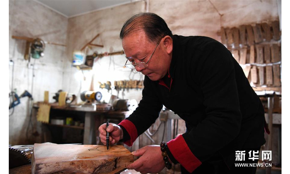 4月12日，桂雪在工作室内制作木壶。新华社记者 刘军喜 摄
