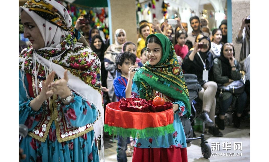 8月17日，在伊朗德黑兰，身着传统服饰的村民在第四届德黑兰传统游牧文化展上展示婚庆仪式。 新华社发（艾哈迈德·哈拉比萨斯摄）