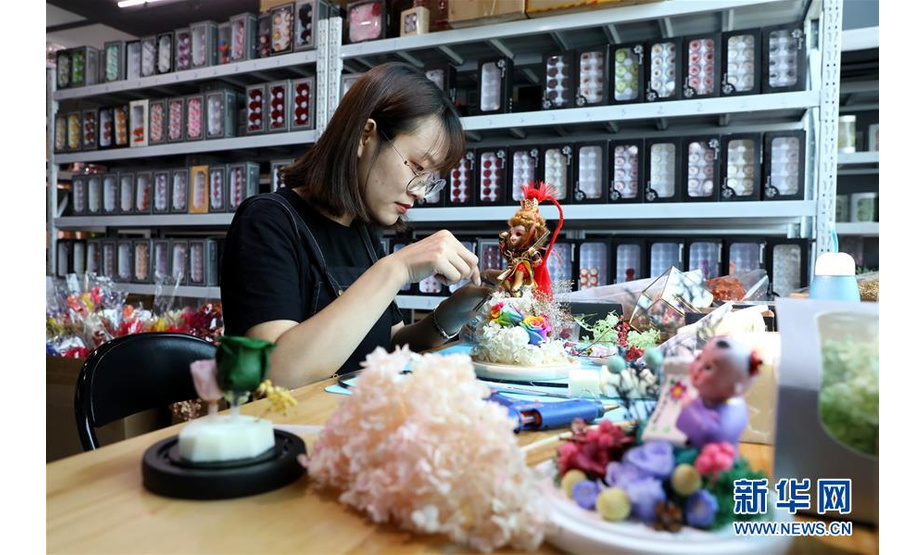 8月19日，在石家庄市“那些花儿”创意工作室，工作人员在手工制作“永生花”创意产品。新华社记者 赵丹惠 摄
