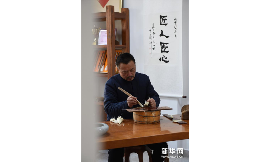 12月4日，佘征军在泾县“守艺人”工作室制作宣笔。新华社发（周牧 摄）