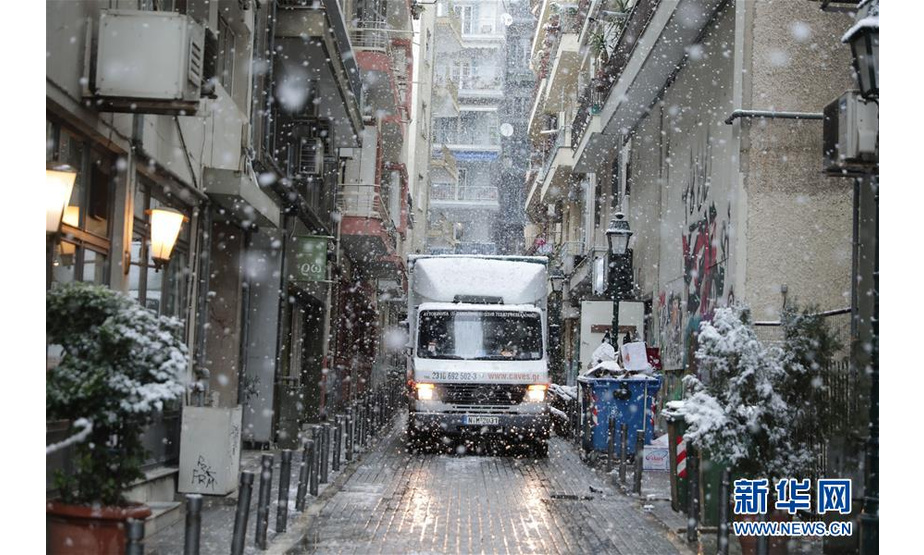1月4日，在希腊塞萨洛尼基，一辆货车从飘雪的小巷驶过。 希腊消防部门6日表示，寒流带来的恶劣天气在希腊已造成3人死亡。新年伊始，寒流给希腊全国大部地区带来大风、降温和雨雪天气，中部和北部地区气温降至零度以下并出现强降雪天气，造成部分地区道路封闭、大面积航班延误及轮渡停运。 新华社发（莱夫特里斯·帕察里斯 摄）1月4日，在希腊塞萨洛尼基，一名女子从飘雪的街头走过。 希腊消防部门6日表示，寒流带来的恶劣天气在希腊已造成3人死亡。新年伊始，寒流给希腊全国大部地区带来大风、降温和雨雪天气，中部和北部地区气温降至零度以下并出现强降雪天气，造成部分地区道路封闭、大面积航班延误及轮渡停运。 新华社发（莱夫特里斯·帕察里斯 摄）