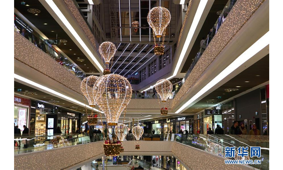 这是12月9日在土耳其伊斯坦布尔市一家商场拍摄的圣诞主题装饰。 随着圣诞节临近，土耳其最大城市伊斯坦布尔的不少商场开始布置以圣诞为主题的各种装饰，同时推出圣诞促销活动以吸引顾客。 新华社记者 徐速绘 摄