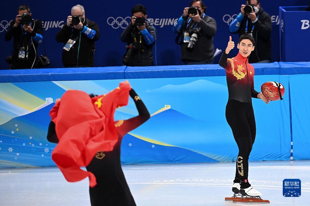 2月7日，中国选手武大靖（前右）在比赛后。

　　当日，在首都体育馆举行的北京2022年冬奥会短道速滑项目男子1000米决赛中，中国选手任子威夺得冠军。

　　新华社记者 熊琦 摄