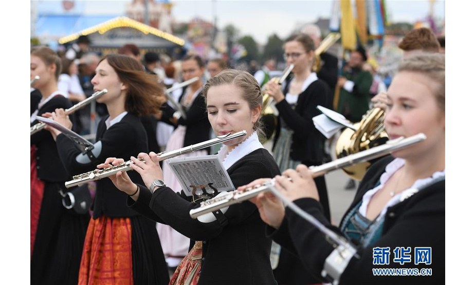9月22日，在德国慕尼黑，乐手参加盛装游行。 新华社记者逯阳摄
