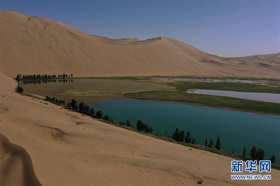 这是5月30日拍摄的巴丹吉林沙漠一处湖泊（无人机照片）。新华社记者 徐钦 摄