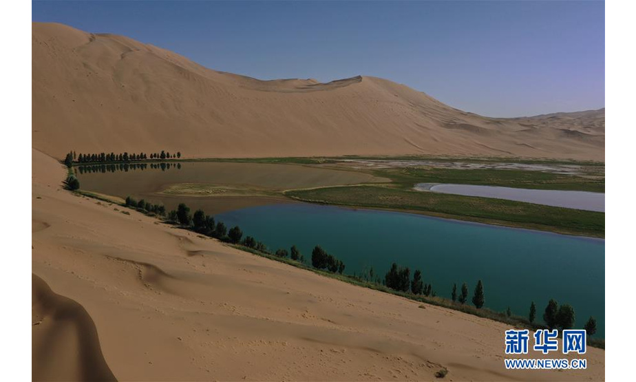 这是5月30日拍摄的巴丹吉林沙漠一处湖泊（无人机照片）。新华社记者 徐钦 摄
