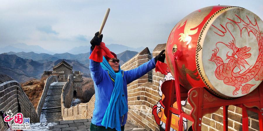 71岁的北京石大妈登上金山岭长城格外开心，崇山峻岭之巅擂鼓喝彩迎新春。