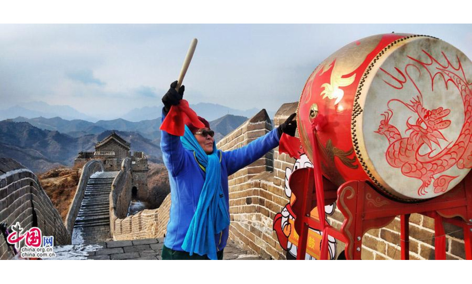 71岁的北京石大妈登上金山岭长城格外开心，崇山峻岭之巅擂鼓喝彩迎新春。