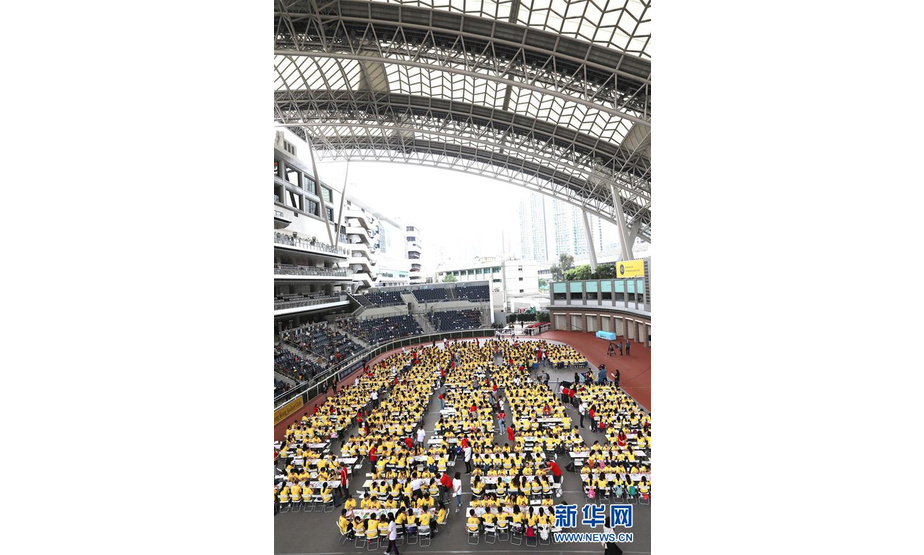 4月19日拍摄的折纸活动现场。当日，香港多所中小学和社会团体的上千名成员参加一场名为“同心创世界纪录”的活动，在一名折纸艺术家带领下刷新“最大规模折纸课”的吉尼斯世界纪录。新华社记者 吴晓初 摄