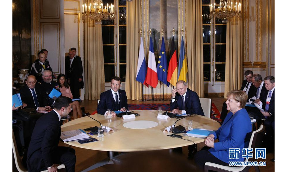 12月9日，在法国巴黎，（从左到右）乌克兰总统泽连斯基、法国总统马克龙、俄罗斯总统普京和德国总理默克尔出席“诺曼底模式”四国峰会。 “诺曼底模式”四国（俄乌德法）峰会9日在法国巴黎举行。“诺曼底模式”四国峰会始于2014年。以纪念诺曼底登陆为契机，法方邀请俄罗斯、乌克兰和德国领导人在法国诺曼底磋商，寻求解决乌克兰危机。 新华社记者高静摄