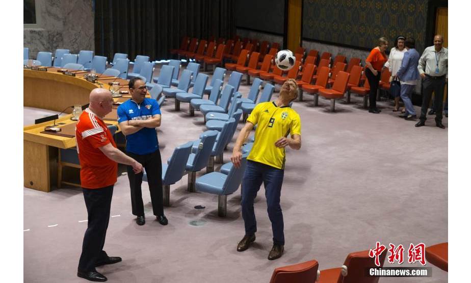 瑞典常驻联合国副代表斯科在安理会会议厅颠球。 中新社记者 廖攀 摄