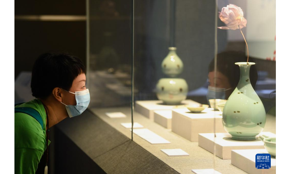 9月14日，观众在观看古今龙泉青瓷点彩装饰器皿对比。