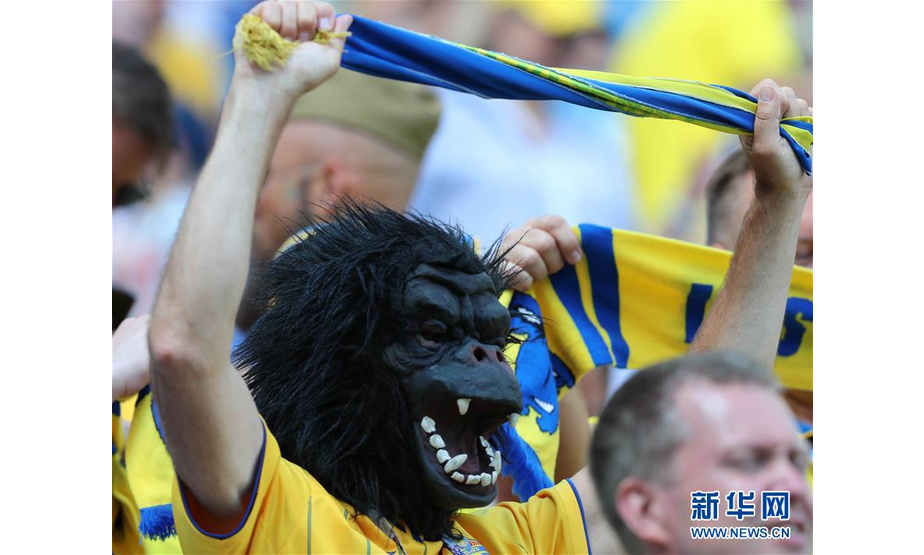 6月18日，瑞典队球迷为球队加油助威。 当日，在下诺夫哥罗德进行的2018俄罗斯世界杯足球赛F组小组赛中，瑞典队对阵韩国队。新华社记者杨磊摄