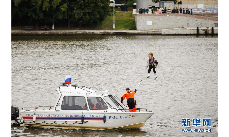 9月21日，在俄罗斯首都莫斯科，工作人员在演练中营救“被困乘客”。 当日，俄罗斯紧急情况部在莫斯科进行演练，模拟缆车故障情况下的救援行动。 新华社发（马克西姆摄）