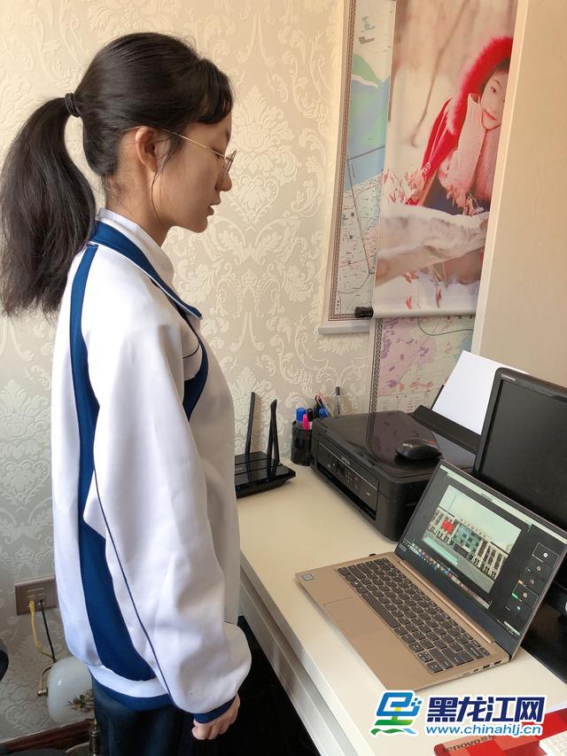 3月2日，黑龙江省春季新学期开学第一天，全省各地中小学举行线上升旗仪式，鼓励学生在疫情中做好防护，认真学习，做到“停课不停学”。图为哈尔滨市群力经纬中学举行以“知识就是力量”为主题的新学期线上开学式。