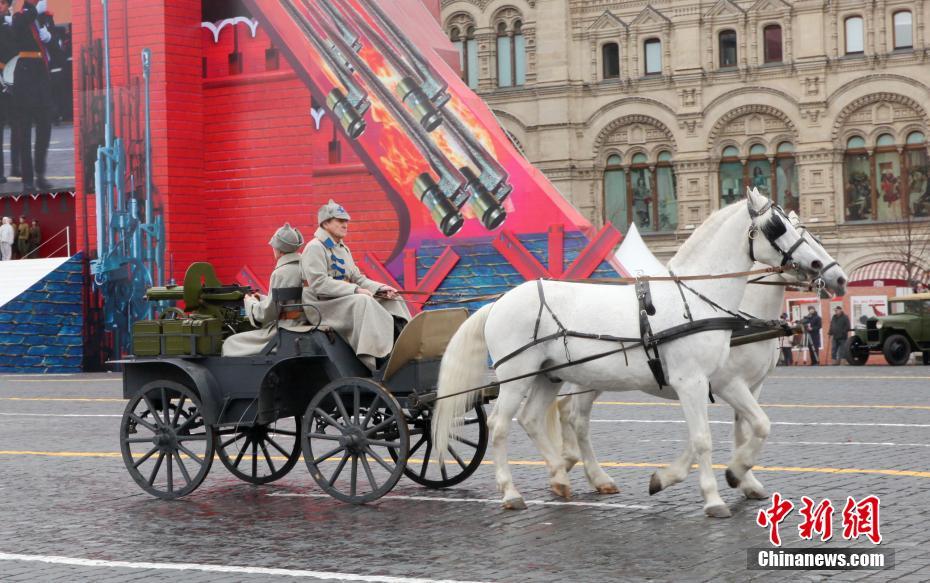 当地时间11月7日，莫斯科红场举行阅兵式，纪念1941年红场阅兵式。1941年，德军兵临莫斯科城下。为了鼓舞苏联官兵士气，苏联高层决定于当年11月7日在红场举行阅兵式。部队接受检阅完后直接开赴战场。1941年阅兵式被称为战争史上的奇迹，极大鼓舞了苏联军民抗击法西斯的士气。中新社记者 王修君 摄