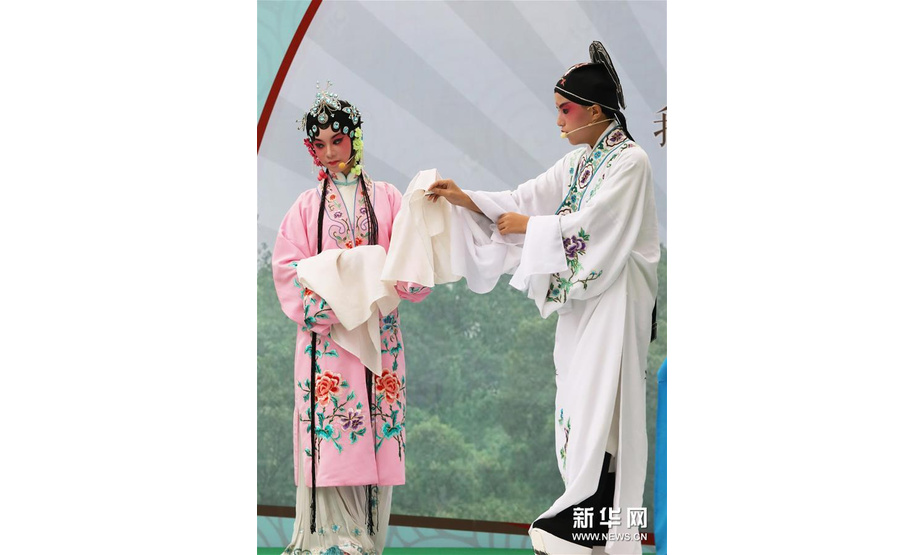9月12日，在苏州虎丘景区，小选手在比赛中表演昆曲。新华社发（杭兴微 摄）