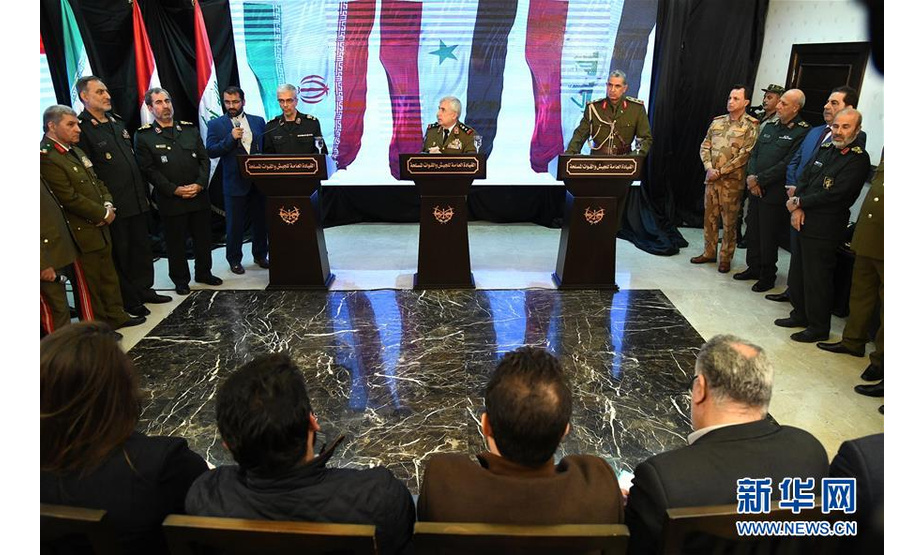3月18日，在叙利亚大马士革，叙利亚国防部长阿里·阿卜杜拉·阿尤布（中）、伊朗武装部队总参谋长穆罕默德·巴盖里（中左）和伊拉克政府军总参谋长奥斯曼·加尼米（中右）出席新闻发布会。叙利亚国防部长阿里·阿卜杜拉·阿尤布、伊朗武装部队总参谋长穆罕默德·巴盖里和伊拉克政府军总参谋长奥斯曼·加尼米18日在叙首都大马士革举行会晤，就反恐合作、开放边界、叙局势发展等问题进行磋商。 新华社发（阿马尔摄）
