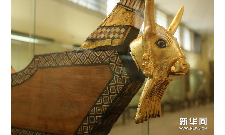 这是9月19日在伊拉克巴格达拍摄的伊拉克博物馆镇馆之宝之一——苏美尔时期的牛头竖琴。 位于巴格达的伊拉克博物馆始建于20世纪20年代，是世界上最重要的馆藏美索不达米亚文明文物的博物馆，珍藏着古代两河流域苏美尔、亚述、巴比伦等历史时期的瑰宝。2003年伊拉克战争爆发后，博物馆遭到洗劫和破坏，大量珍贵文物丢失。2015年2月，伊拉克博物馆重新开放。 新华社记者 张淼 摄