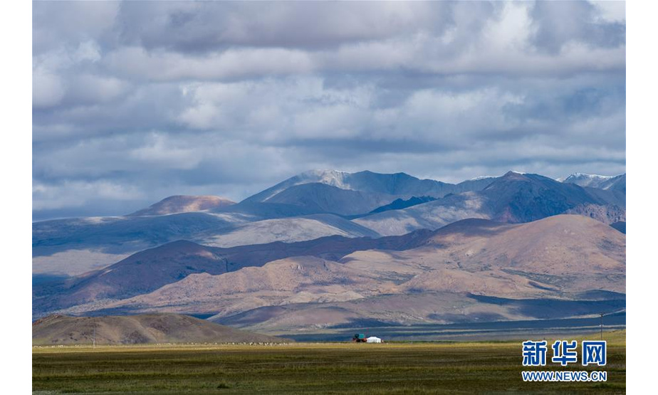 这是西藏日喀则市仲巴县风光（9月13日摄）。 西藏日喀则各地秋季美景如画，令人陶醉。 新华社发（旦增尼玛曲珠 摄）