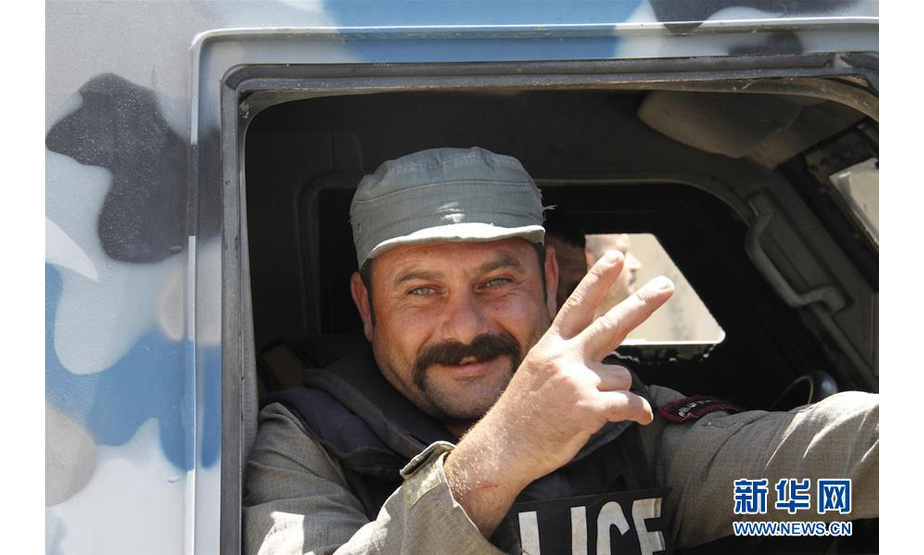 5月16日，在叙利亚霍姆斯省赖斯坦，一名警察展示胜利的手势。叙利亚霍姆斯省省长塔拉勒·巴拉齐16日告诉新华社记者，随着最后一批反政府武装人员当天从霍姆斯省北部撤离，叙政府已全面收复中部省份霍姆斯。新华社发（胡马姆·谢赫·阿里 摄）
