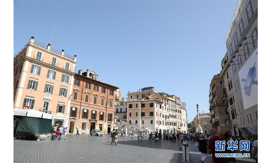 8月12日，在意大利首都罗马，人们走在建筑物的阴影下躲避阳光。 当日，罗马最高气温达到37摄氏度，体感温度更是一度突破40摄氏度。 新华社记者程婷婷摄
