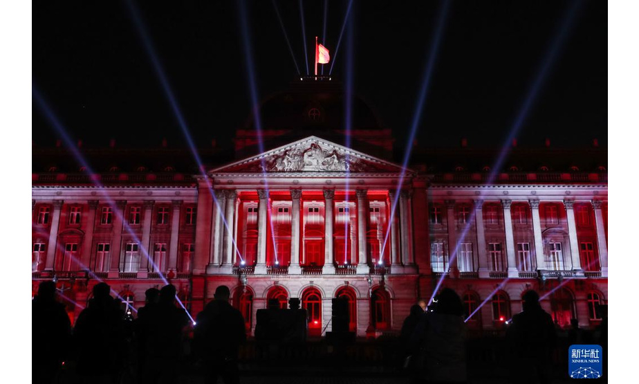 10月28日，人们在比利时布鲁塞尔王宫前体验灯光节上的声光秀。

　　当日，为期十天的布鲁塞尔灯光节开幕，散布城中的十多处大型灯光艺术作品吸引观众体验光影魅力。

　　新华社记者郑焕松摄
