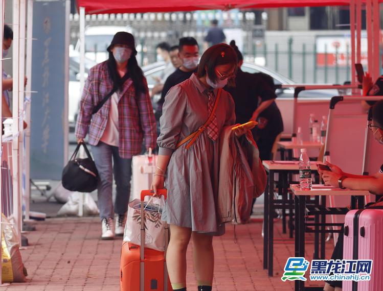 9月2日，黑龙江大学在校研究生和本科生正式返校，回到阔别已久的校园，见到许久不见的同学，学生们的脸上露出了笑容。据了解，9月2日至6日，黑龙江大学本科生和研究生按公寓楼分5个批次返校，2020级研究生新生和本科新生于9月15日至17日分3个批次入校报到，境外留学生未接到学校正式通知前，一律不返校。（记者 韩俏 摄影 赵春争）