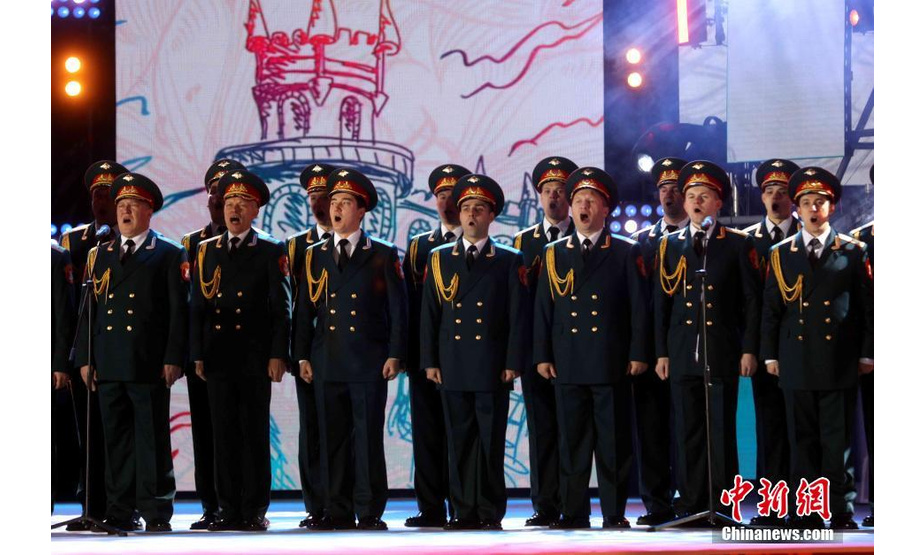 亚历山德罗夫红旗歌舞团的演员们在音乐会上合唱歌曲。中新社记者 王修君 摄