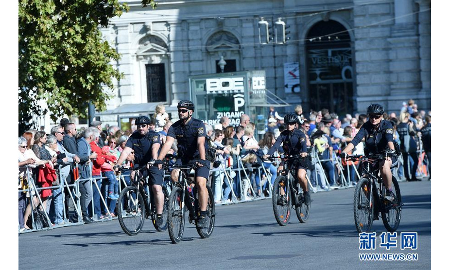 9月21日，在奥地利维也纳，警察骑车参加维也纳警察成立150周年纪念巡游。 当日，维也纳警察成立150周年纪念巡游活动在维也纳举行，维也纳警察各部门悉数亮相，吸引大批民众观看。 新华社记者 郭晨 摄