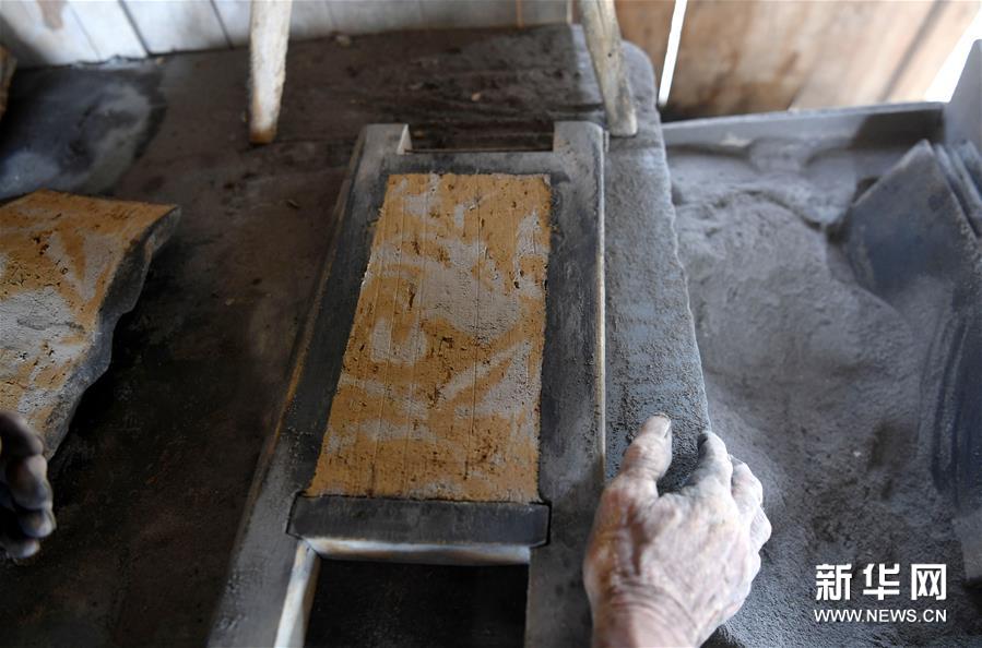 8月15日，在泾县茂林花砖厂，工人在制坯。 花砖是安徽省泾县茂林镇特有的一种古建装饰材料，主要用于门、墙、窗户的装饰。上品花砖呈青白色，不仅花纹清晰、图案雅致，而且具有手感轻柔、不沾灰的特点。明清时期，花砖开始普遍运用于茂林当地民宅中。然而，花砖制作工艺复杂，成本高，加上花砖艺人因躲避战乱流落他乡，花砖制作工艺一度失传。20世纪90年代，茂林人开始重新挖掘花砖制作工艺，逐渐恢复了花砖的生产。如今，花砖制作工艺包括取土、制坯、烧制、水磨等12道大的工序。2014年，花砖制作技艺被列为安徽省省级非物质文化遗产。 新华社记者 刘军喜 摄