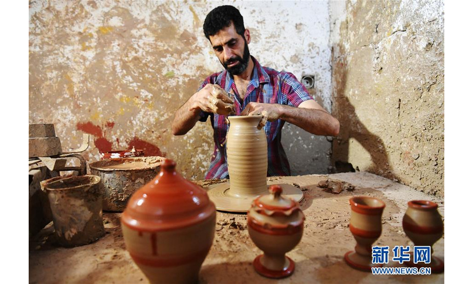 6月5日，在叙利亚霍姆斯，扎卡莱亚·卡尔库什在作坊内制作陶器。 新华社发（阿马尔摄）