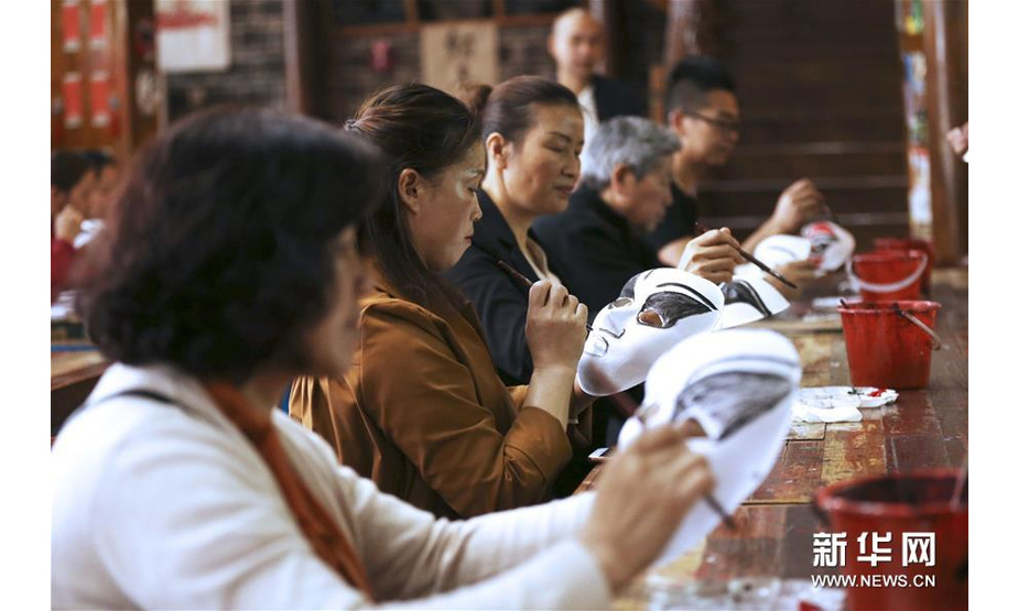 5月15日，人们在锦屏县隆里古城学习绘制花脸龙脸谱。 新华社发（杨晓海 摄）